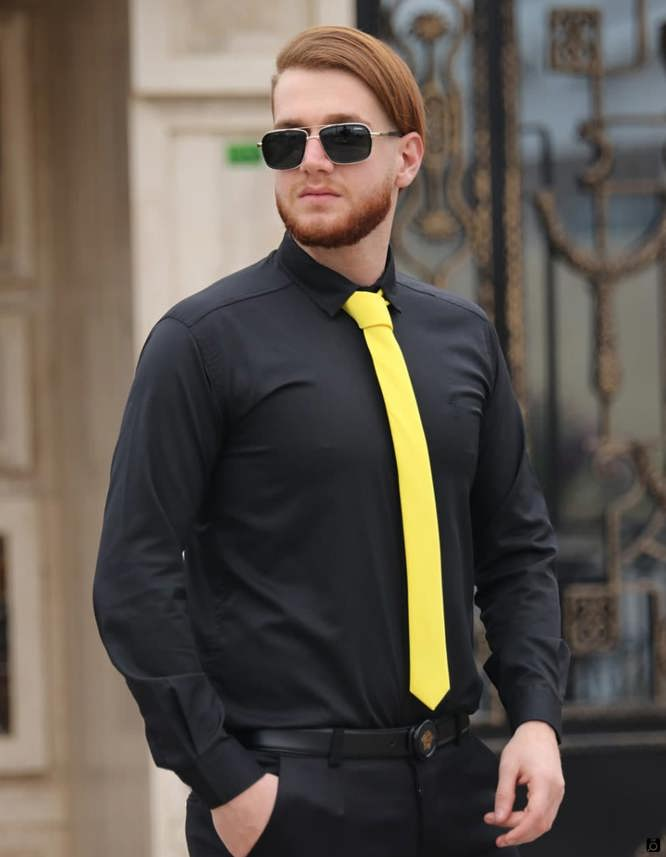 پیراهن مردانه مشکی با کراوات زرد رنگ