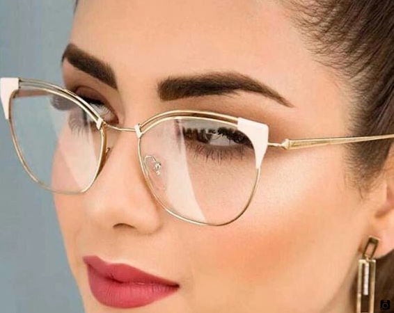 عینک طبی زنانه با فریم طلائی رنگ