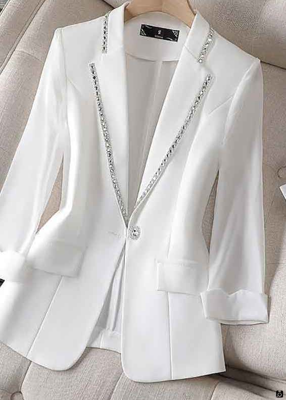 کت سفید زنانه با جلوه‌ای روشن و زنده