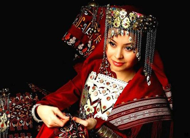 لباس زنانه ترکمن ها با زینت های سنتی