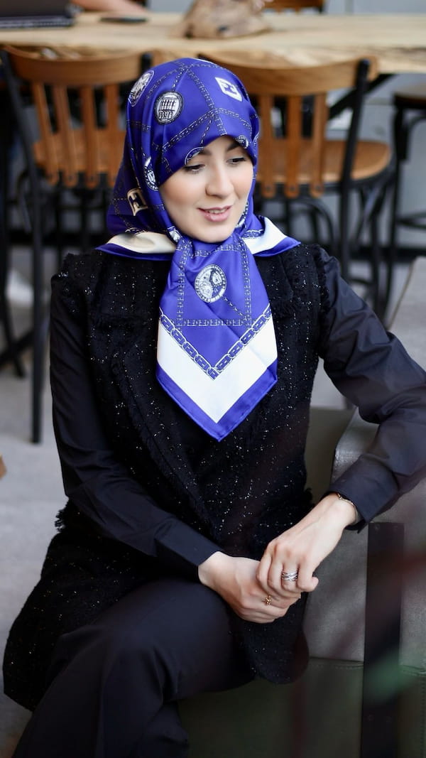 عکس-روسری زنانه آبی کاربنی
