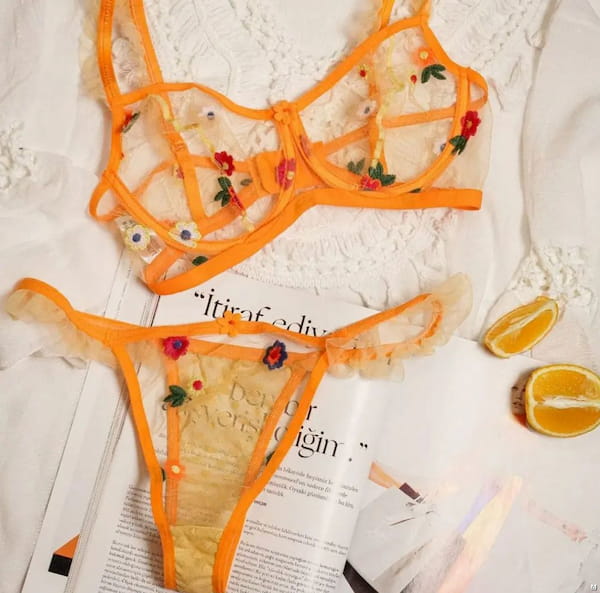 عکس-ست لباس زیر زنانه پرتقالی