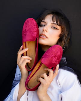 کفش روزمره گلدوزی زنانه مخمل قرمز